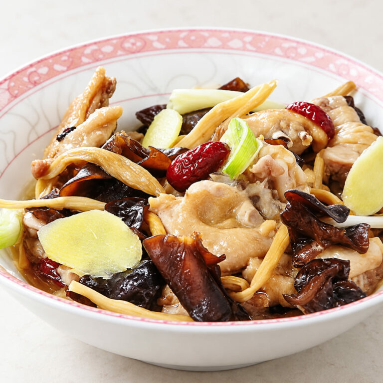 金針菜と黒きくらげ、なつめを合わせた蒸し鶏の料理イメージ